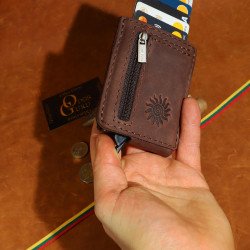 Moderni Lietuviška odinė piniginė su RFID iššokančių kortelių dėklu, su Vyčiu