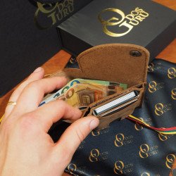 Moderni Lietuviška odinė piniginė su RFID iššokančių kortelių dėklu, su Vyčiu